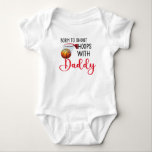 Body Personnalisé Né pour tirer des cerceaux avec papa<br><div class="desc">Ce Born to shoot hops with Daddy Bodysuit est une idée cadeau pour tout bébé dont le père adore le basket-ball. C'est parfait pour les cadeaux de Baby shower, Faire-part bébé pour les amoureux de basket ou tenue de basket de la journée de jeu! Personnalisé avec le nom de votre...</div>