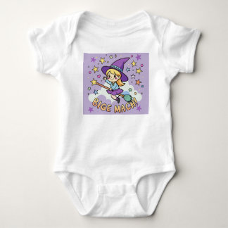 Body Petite sorcière mignonne volant sur Broom Hallowee