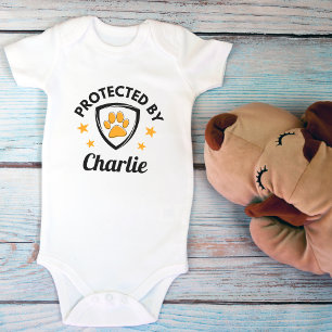 Body "Protégé par" Nom de chien personnalisé mignon