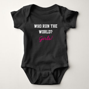 Body Qui dirige le monde bébé fille tenue