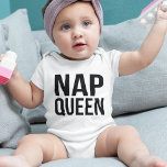 Body Reine Nap<br><div class="desc">Qui n’aime pas les siestes ? Design caractéristiques "nap queen" en texte noir propre.</div>