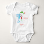 Body Snowman Thème Baby First Christmas<br><div class="desc">Votre bébé sera prêt pour les vacances dans ce précieux 1er costume Snowman de Noël. Ce vêtement blanc est orné d'un panneau "1er" d'inspiration Snowman avec Noël écrit en rouge. Customisez le nom du bébé sous le graphique. Commandez dès aujourd'hui ! Snowman Sign et Red Christmas font : Prettygrafik design...</div>