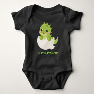 Body T-shirt de bébé dinosaure mignon qui vient d'éclor