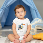 Body toucan coloré assis sur une branche