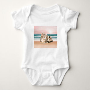 Body Un chat rayé plus mignon assis sur la plage au cou
