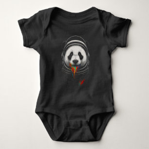 Body Un ours panda noir et blanc portant une combinaiso