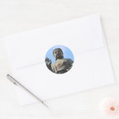 Boeddha-standbeeld in Blue Sky, hand verhoogd Ronde Sticker (Envelop)
