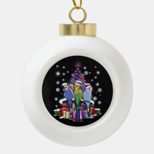 Boedgerigars met kerstcadeautjes en sneeuwvlokken keramische bal ornament