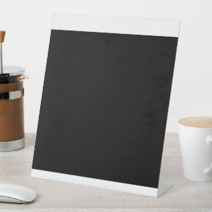 Boeiende zwart-wit foto van een Vintage Reclamebord Met Voetstuk