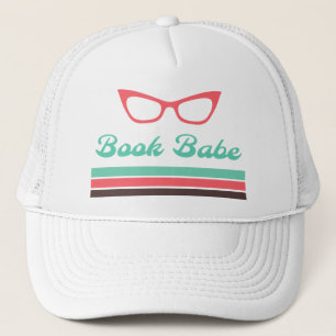 Boek Babe met Cat Eye Bril en Color Bars Trucker Pet