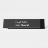 Boekbod op verkoper gesloten bureau naambordje (Voorkant)