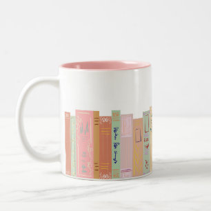 Boekenkast voor meisjes met een fantasierijke uits tweekleurige koffiemok