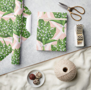 Boeket van lelie van de vallei bloemen op roze cadeaupapier