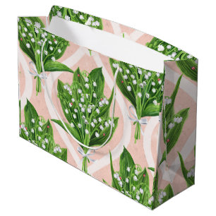 Boeket van lelie van de vallei bloemen op roze groot cadeauzakje