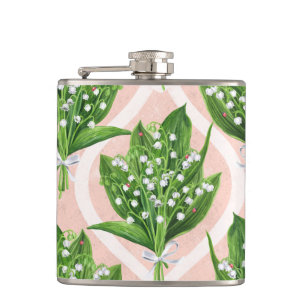 Boeket van lelie van de vallei bloemen op roze heupfles