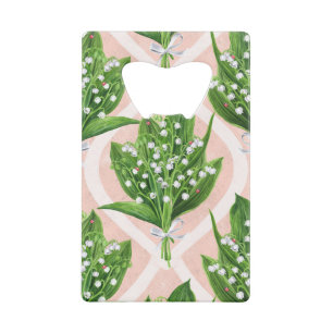Boeket van lelie van de vallei bloemen op roze kredietkaart flessenopener
