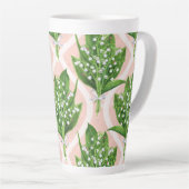 Boeket van lelie van de vallei bloemen op roze latte mok (Rechterhoek)