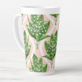Boeket van lelie van de vallei bloemen op roze latte mok (Linkerhoek)