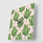 Boeket van lelie van de vallei bloemen op roze vierkante klok (Hoek)