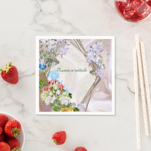 Boeketten van meerkleurige rozen op zijden texture servet (Insitu)