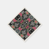 Boeketten van roze bloemen op een geometrische servet (Hoek)