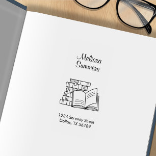 Boekstapel en open boekadresboekbord 	rubberstempel