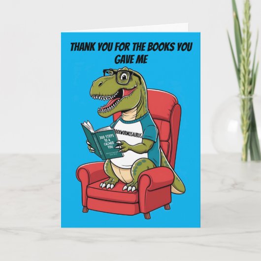 Boekwormosaurus rex zittend in stoel leesboek kaart (Voorkant)