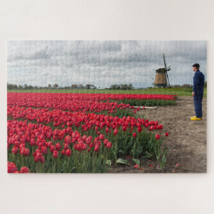 Boer inspecteert zijn tulpen en windmolen legpuzzel