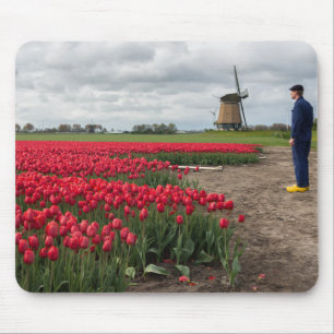 Boer inspecteert zijn tulpen en windmolen muismat