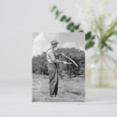 Boer Sharpening a Scythe, jaren 30 Briefkaart (Staand voorkant)