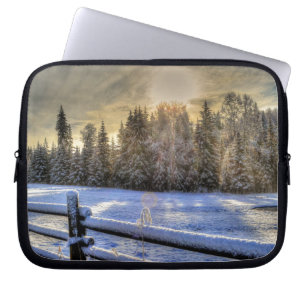 Boerderij in wintersneeuw op zonsopgang laptop sleeve
