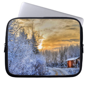 Boerderij in wintersneeuw op zonsopgang laptop sleeve