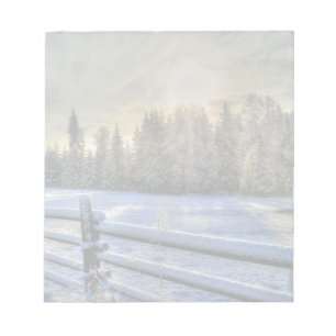 Boerderij in wintersneeuw op zonsopgang notitieblok