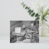 Boerderij Worker Plays Guitar, 1939 Briefkaart (Staand voorkant)