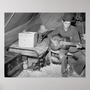 Boerenarbeider die gitaar speelt, 1939. Oude foto Poster