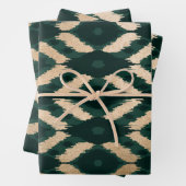 Bohemian Gold Forest Green Ikat Pattern Inpakpapier Vel (In situ)