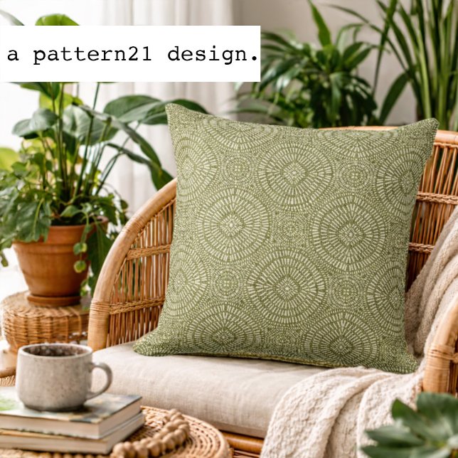 Bohemian green pattern kussen (Olive geometric accent pillow styled in a bright plant-filled living space.)