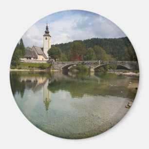 Bohinj-meer met kerk in Slovenië rond magnet Magneet