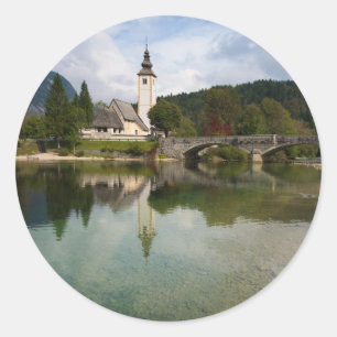 Bohinj-meer met kerk in Slovenië rond sticker