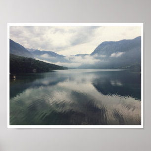 Bohinj Slovenië — Misty Mountain Water Photo Poster