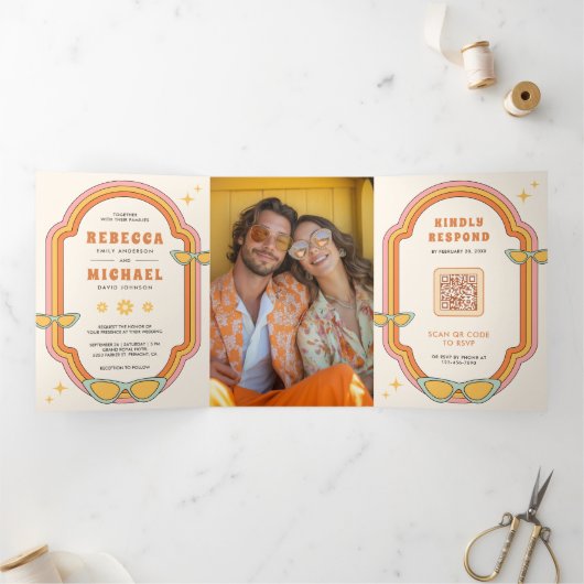 Boho 70s Retro Kleurrijke Groovy Lijst Wedding Drieluik Uitnodiging (Binnen)