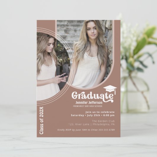 Boho Arch Chic Graduation tons terre invitation (Debout devant)