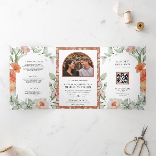 Boho Arch Earthy Floral QR Code Wedding Drieluik Uitnodiging (Binnen)