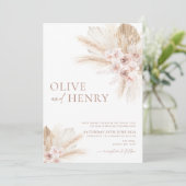 Boho Beige Bloemen Pampas Bruiloft Uitnodiging OLI (Staand voorkant)