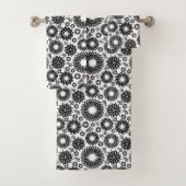 Boho bloemen Zwart-wit vectorbloempatroon Bad Handdoek (Insitu)