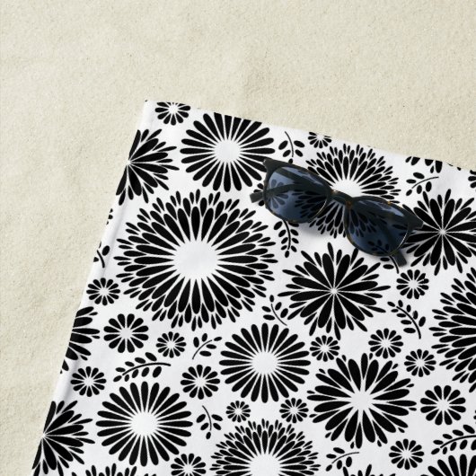 Boho bloemen Zwart-wit vectorbloempatroon Strandlaken (In situ)