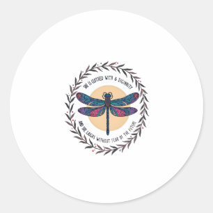 Boho Bloemenvlieg Zij Is Bekleed Met Kracht Ronde Sticker