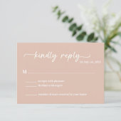 Boho Blush Trendy Script RSVP Kaartje (Staand voorkant)