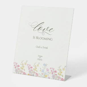 Boho botanische wilde bloemen bruiloft tafel boven reclamebord met voetstuk
