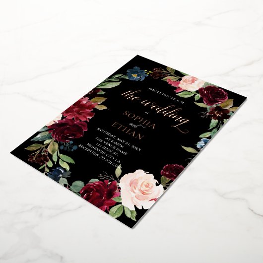 Boho Burgundy Blue Flowers Script Weduwschap Folie Uitnodiging (Gedraaid)